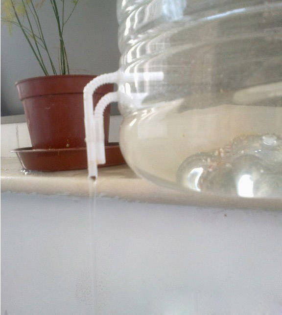 废物利用小发明 植物自动浇水器制作教程