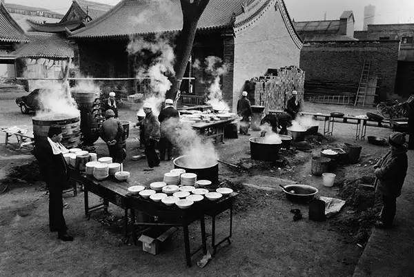 1988年,西安回坊大皮院,清真寺里准备过节的人们.