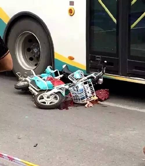 早前江苏启东市区人民路和公园路口发生了一起交通事故.