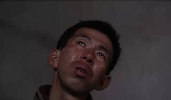 杨思明患抑郁症18年,他因此退学,数度走出村庄到城里打工,却一次次因
