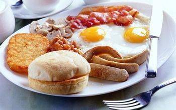 建议:丰富的早餐应包括全粒谷物,蛋白质,水果和健康的脂肪.