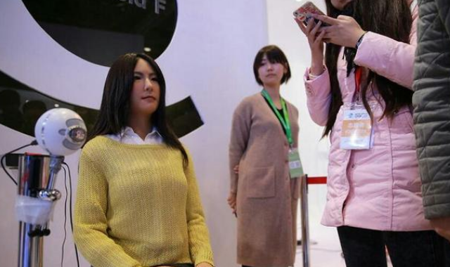 中国首个仿真机器人 手部细节让人吃惊恐惧