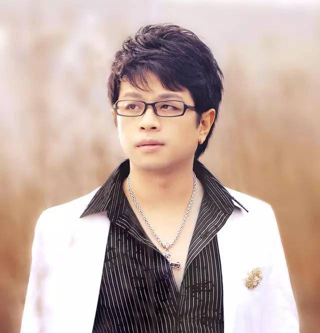 47 王强 王强,1974年5月12日出生于湖北省宜昌市宜都市,歌手.