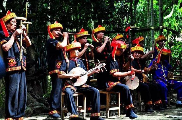 黎族传统乐器取材于大自然中的各种竹木,畜兽皮原料,经过手工加工而成