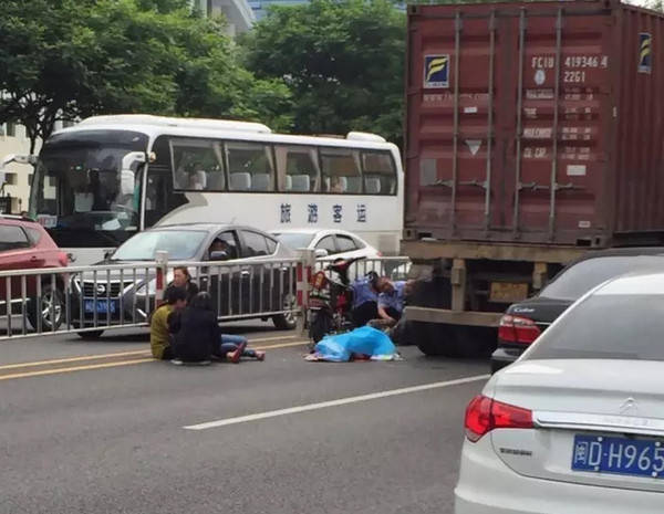 厦门惨烈车祸,小女孩命丧上学路.电动车!大货车