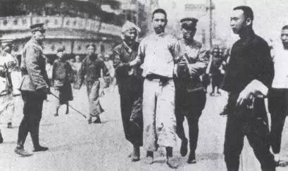 1927年,蒋介石发动四一二反革命政变.