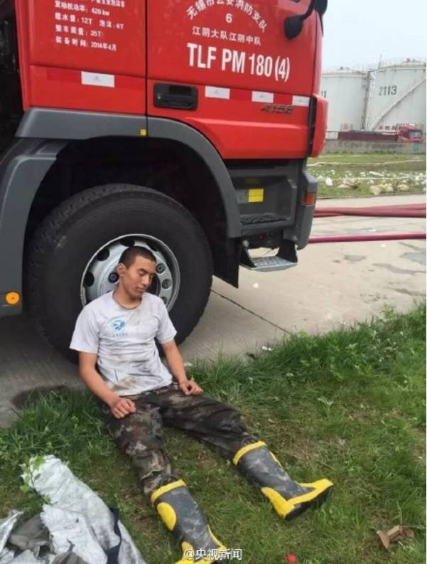 图为累瘫在地的消防员.