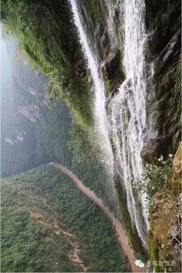 在尼珠河大峡谷,可看到的风光独一无二,在倒挂依壁的老树,色彩斑斓的