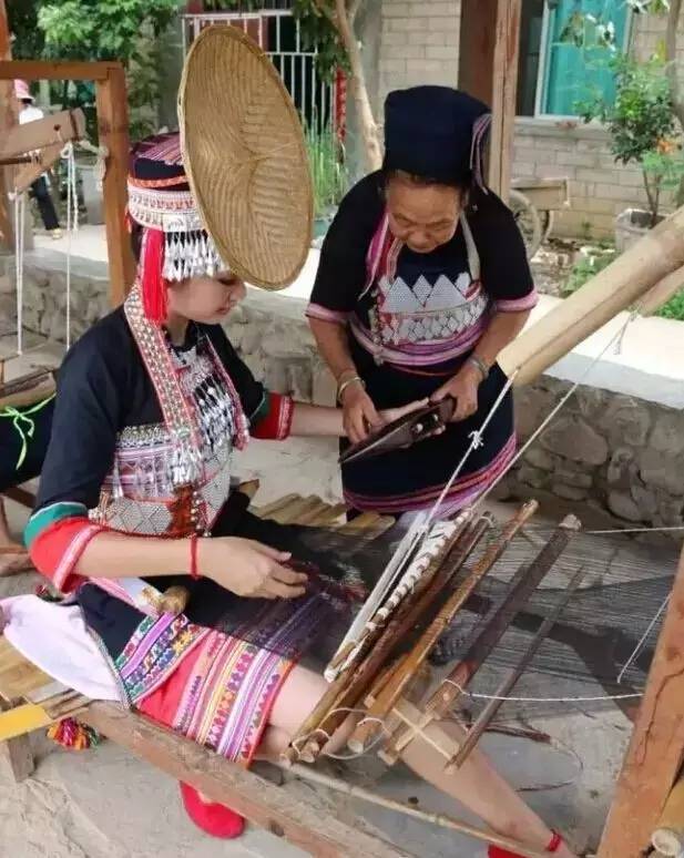 体验新平花腰傣风情游览磨盘山,哀牢山红河谷等美景品尝新平美食,过