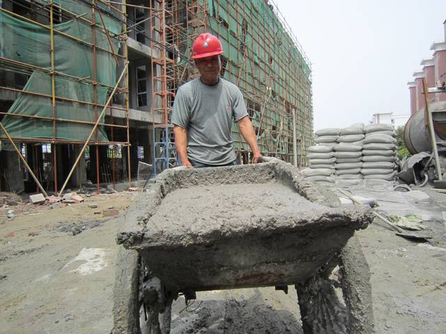 是阜阳文集人,以前在南京,北京工地干过10来年,最近才到这个工地干活