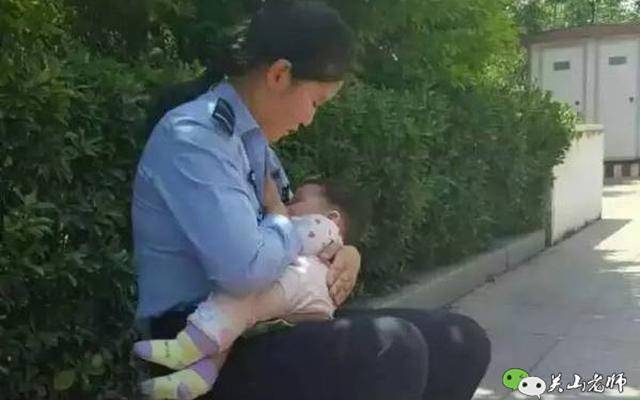 女交警执勤不忘给宝宝喂奶,你还拒绝母乳喂养?