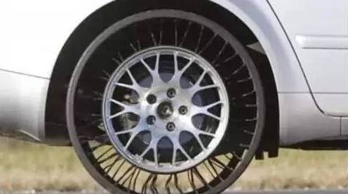 普通轮胎在爆胎失去轮胎压力后,如果在车辆高速状态下是一件非常恐怖