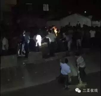 警方将女尸抬出水沟