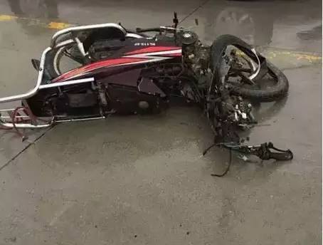 江西一车祸太惨烈:摩托车主一条腿与身体分离,还断成两截!