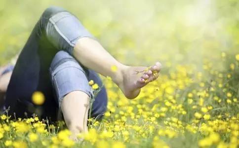 春夏时给腿脚晒足阳光,可以储存能量,到冬天帮助抵御寒冷,护卫正气.