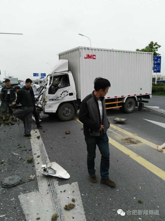 突发!今天中午合肥十中附近六车相撞,车祸原因值得所有司机警醒!