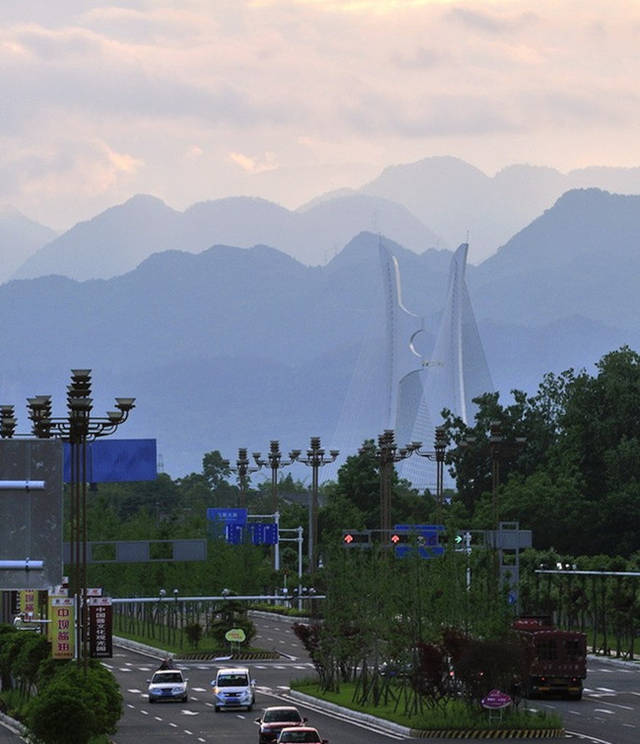 五桥远眺图 江油涪江五桥跨越让水河,涪江,成绵乐城际铁路和宝成铁路