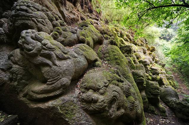 剑川风景满贤林,三千狮子爬满山