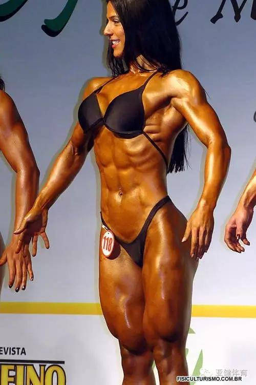 eva之前曾拿下女子健美比赛冠军,当时的身材体魄真的是结实的很吓人.