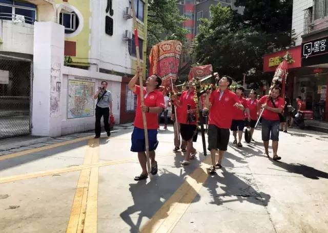 撑罗伞的,打铜锣的,一行人浩浩荡荡,为采青人的"护驾"