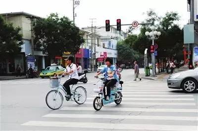 我电动车骑车带人十字路口闯红灯在机动车道路上被轿车撞到,我带的人