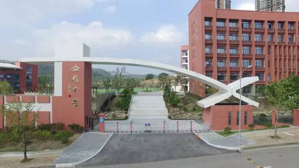 另外,金溪中学还和重庆市一中,三中,八中名师开展了"师徒结对"活动