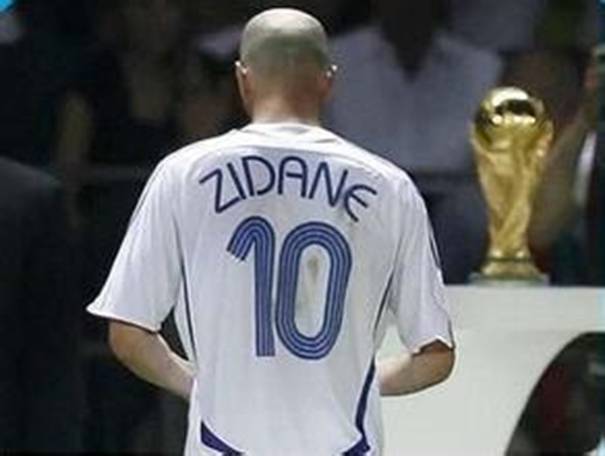 2006年世界杯决赛,法国对意大利,齐达内因为头顶马特拉齐被红牌罚下