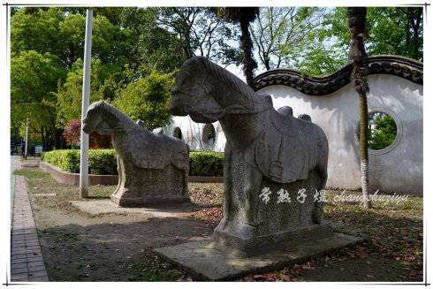 的名人甚多,古墓葬的规模相当大,如:曾怀墓,瞿景淳墓,王玞墓,严天池墓