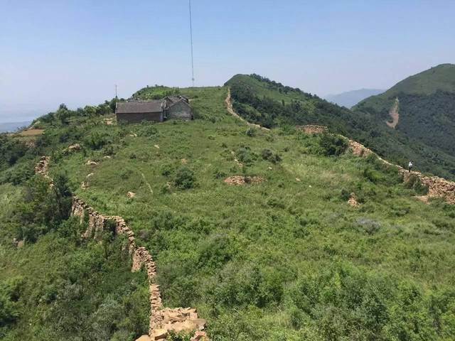 往北经内乡县,再向东北经鲁山县,南召县,叶县,跨过沙河直达泌阳县