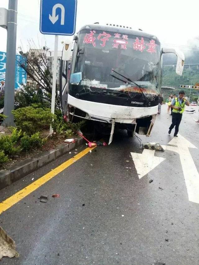 贵州赫章收费站昨日下午发生特大交通事故