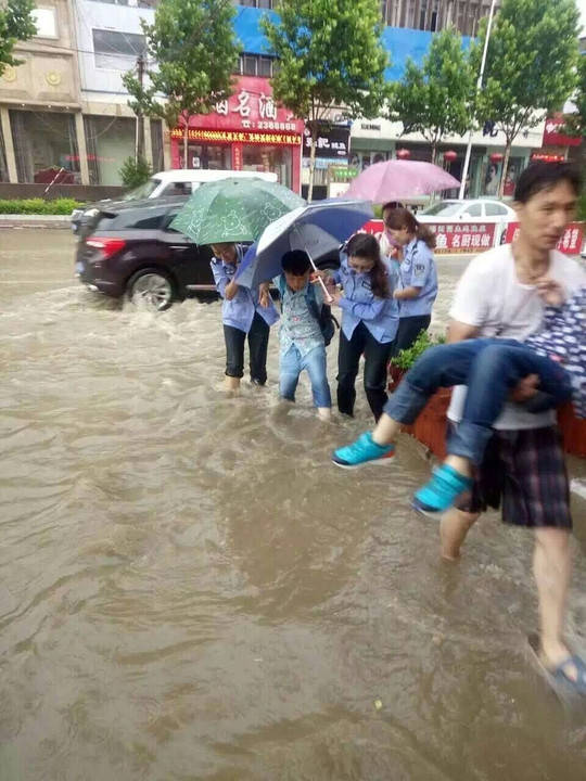 山西多地遭遇暴雨!雨中运城温暖瞬间令人动容