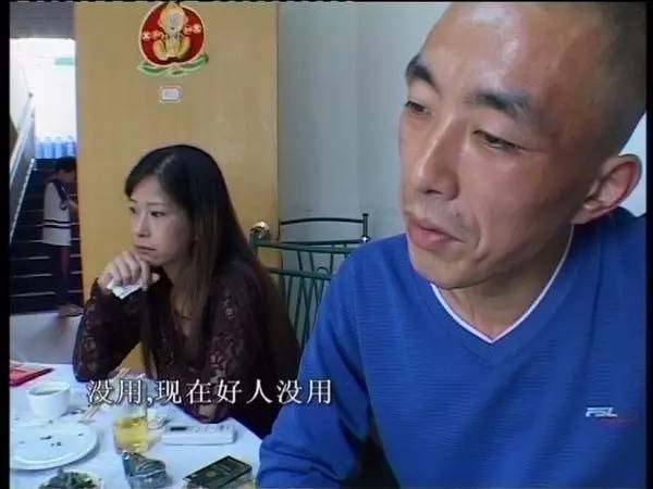 比如说像《龙哥》,英文名为"using",讲述了他和吸毒者龙哥之间的情谊