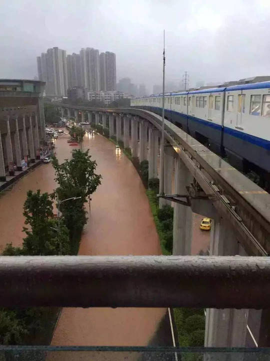 网友所拍大雨积水 (图片来自:腾讯·大渝网) 鱼洞轻轨站附近