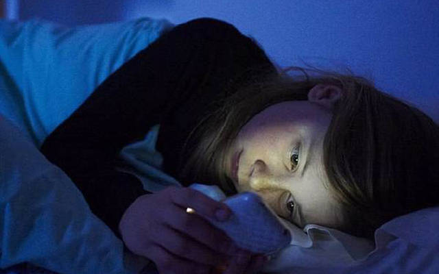 半夜睡不着的时候,很多人都会拿起手机,刷微博或者看朋友圈.
