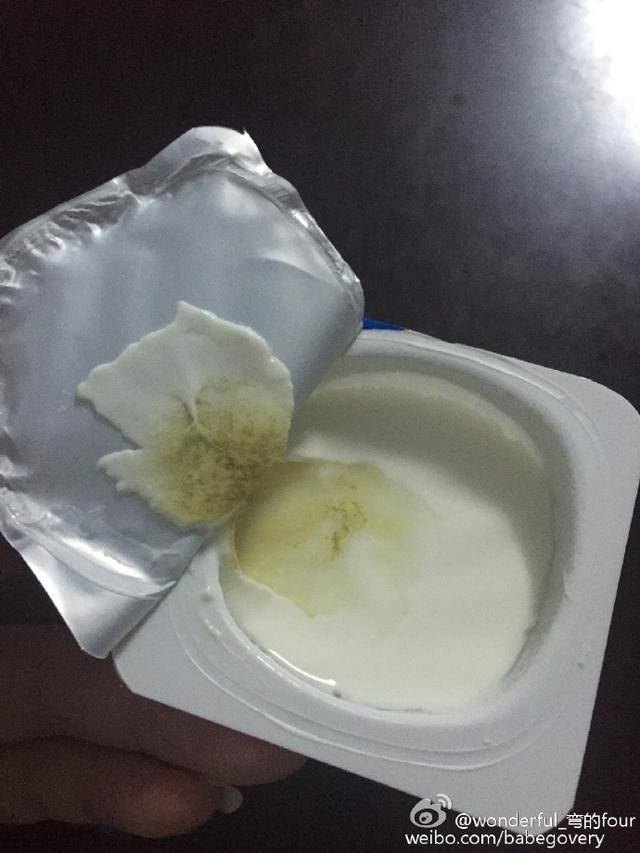 邓州市民万德隆超市购买酸奶保质期内发现长毛