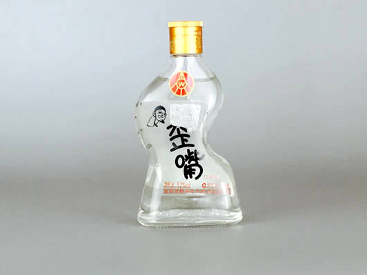 五粮液歪嘴小酒的价格为12—15元100ml,这个价格和市面流行的小酒如