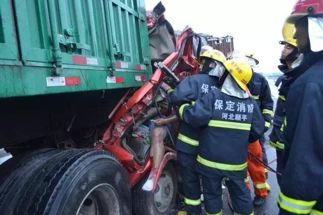 河北保定高速路上发生惨烈车祸,这三块牌子能救命