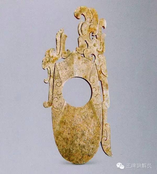 鸡心佩指上端出尖的椭圆形玉佩,是汉代贵族圈的流行款式