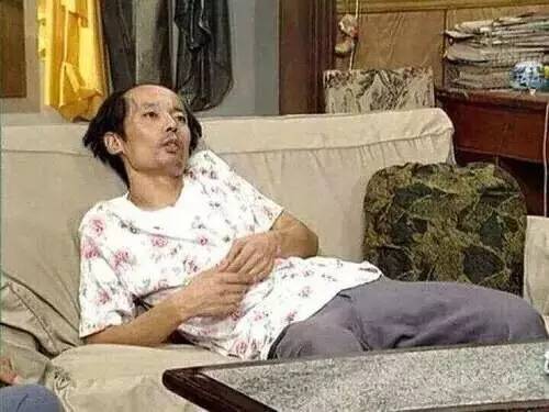 最近, "北京瘫"因葛优躺在沙发上一脸"生无可恋"表情的《我爱我家》