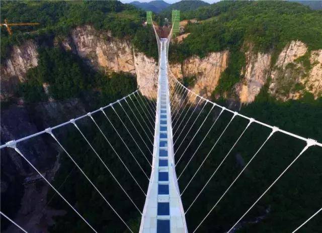 世界上最危险的玻璃桥正式开放!新乡出发15小时到