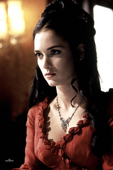 她在片中扮演吸血鬼德古拉的新娘,也是一个吸血鬼.