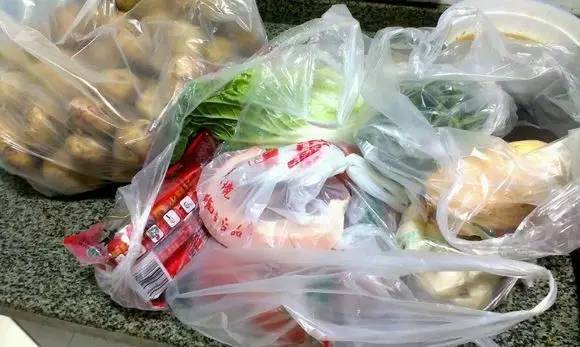 去菜市场买个菜,拎回来一大堆塑料袋!