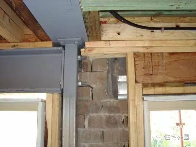 建房子除了梁板柱墙,还有水暖电,这些需要走线的要在墙体内预留,尤其