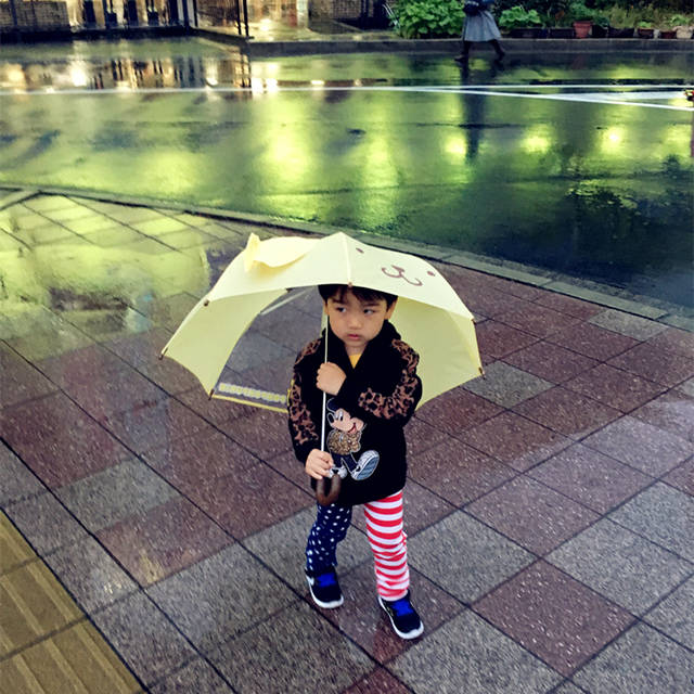 所以下雨天我自己撑伞,甚至穿上小雨衣和雨靴去玩水.