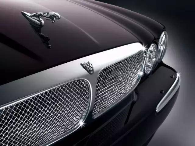 不仅是经典立标,新款捷豹车头的银圈红底咆哮豹头图案,更是将捷豹汽车