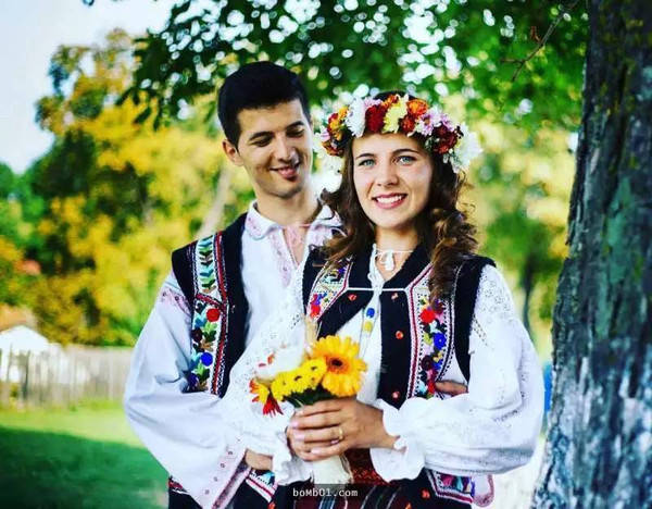 他们是欧洲最大的民族群, 不同样式的传统服装 表现了穿着者的不同