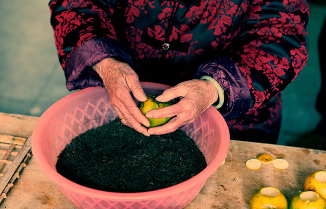 柑普茶的口感,因而原料嫩度较高的宫廷散熟茶成了制作柑普茶的首选