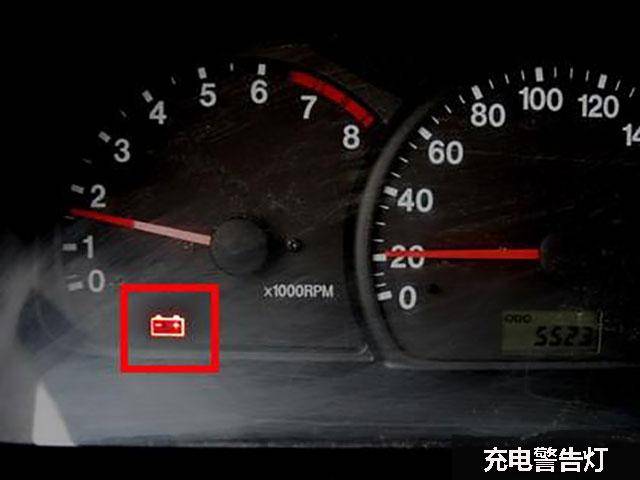 在正常情况下,机油压力警告灯在点火开关打开时亮,起动发动机后熄灭.