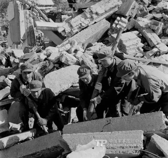 这幅图片是部队唐山抗震救灾代表性图片.