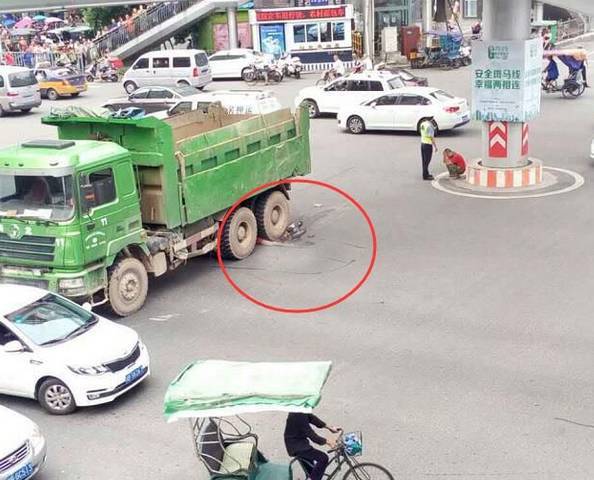 绵阳新益大厦附近发生一起交通事故,一辆电瓶车与一辆货车相撞,电瓶车